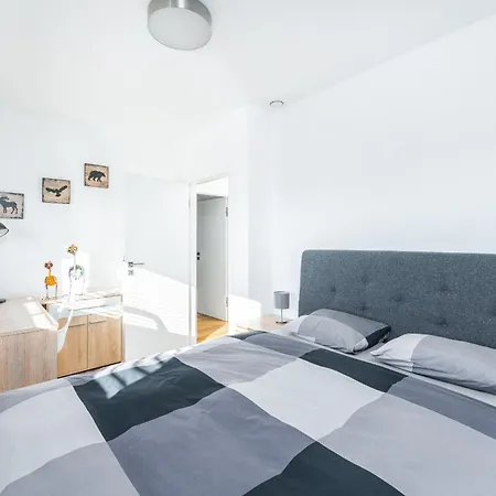Dvouloznicovy Mezonetovy Se Dvema Koupelnami V Rodinne براغ