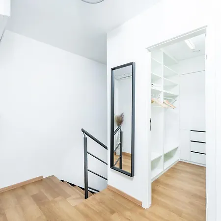 Dvouloznicovy Mezonetovy Apartman Se Dvema Koupelnami V Rodinne Vile