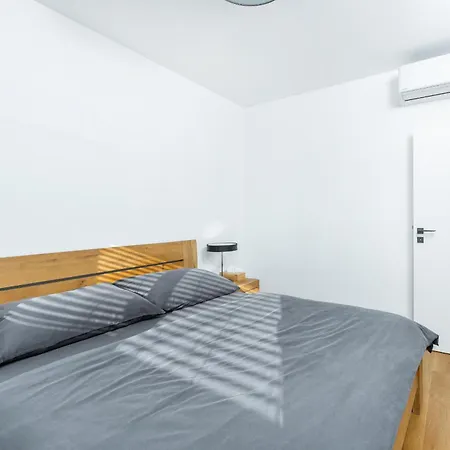 Dvouloznicovy Mezonetovy Apartman Se Dvema Koupelnami V Rodinne Vile 프라하