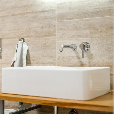 아파트 Dvouloznicovy Mezonetovy Apartman Se Dvema Koupelnami V Rodinne Vile