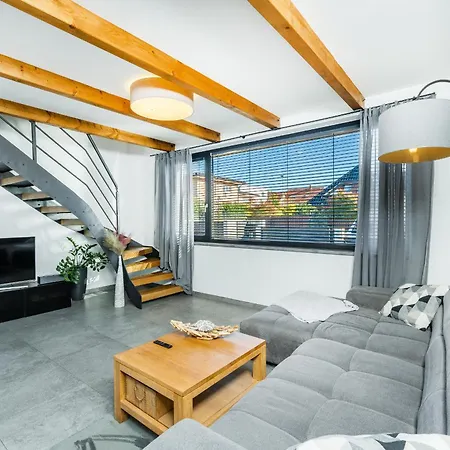 아파트 Dvouloznicovy Mezonetovy Apartman Se Dvema Koupelnami V Rodinne Vile *