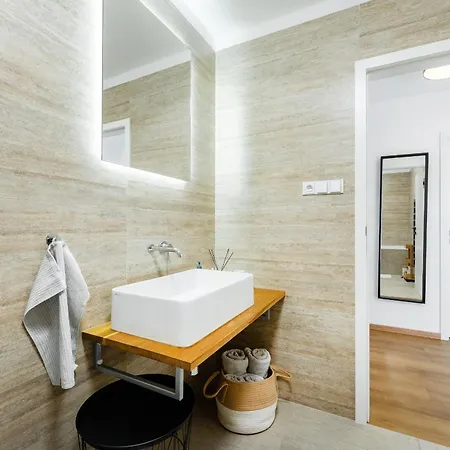아파트 Dvouloznicovy Mezonetovy Apartman Se Dvema Koupelnami V Rodinne Vile